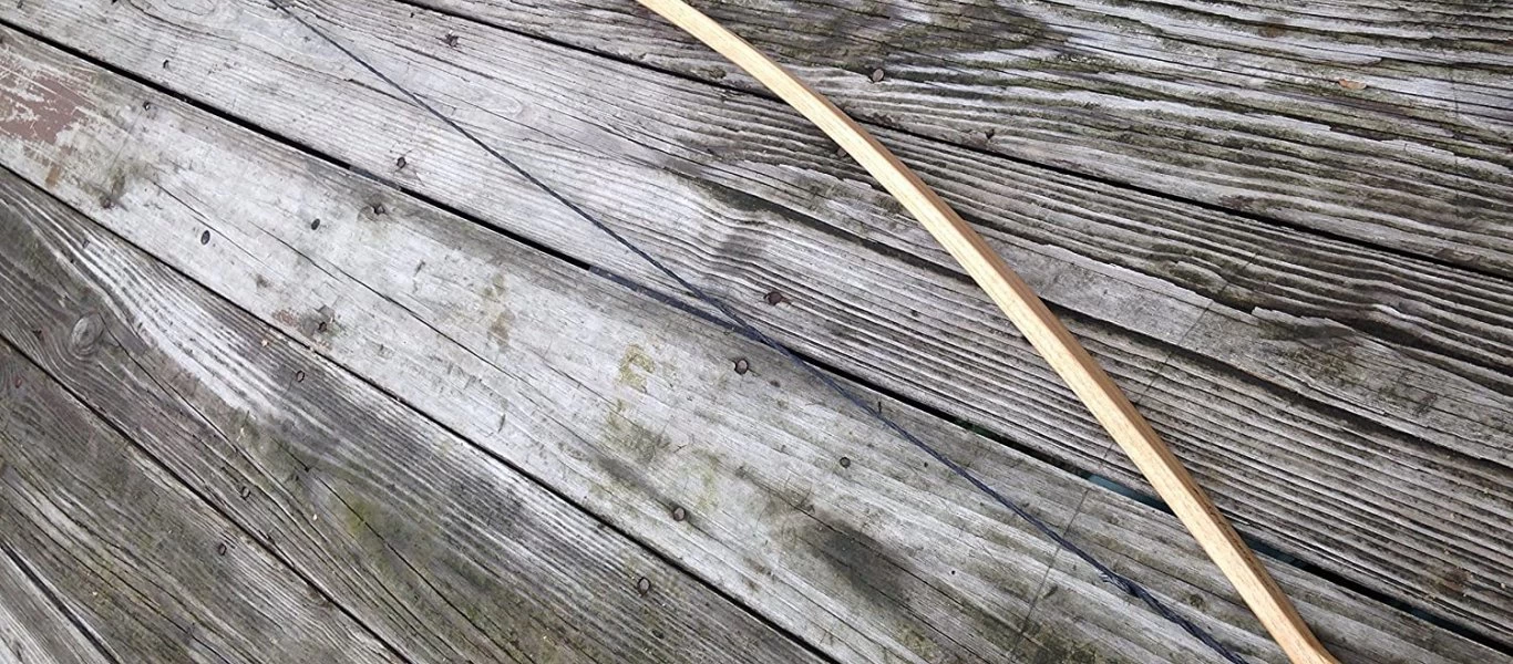 Γυναίκα κυνηγά αγριόχοιρο με τόξο ενώ το μωρό της κοιμάται στον μάρσιππο (βίντεο)